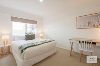 Spanish Charm - Stylish 3BR Steps from the Beach - Auckland - 1
