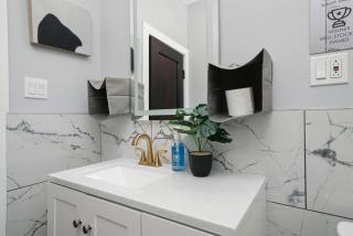 Gorgeous 5 BR Gem with Games - Chicago - 3