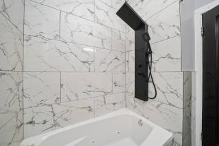 Gorgeous 5 BR Gem with Games - Chicago - 1