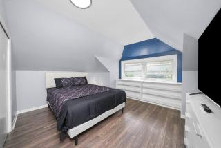 Gorgeous 5 BR Gem with Games - Chicago - 6