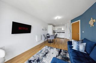 Luxury 1 Bedroom flat by the water with allocated parking - 1