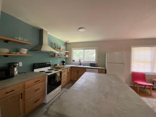 4 Bedroom Furnished Private Home Near UGA Downtown Athens - Athens - 8