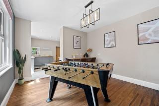 5-BR Spacious & Stylish Luxury Manor with Games Room, Private Parking, Central Gloucester, Cotswold Retreat Sleeps up to 12 - WORK CONTRACTORS SPECIAL OFFER! - by Blue Puffin Stays - - 3