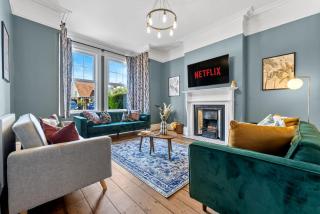 5-BR Spacious & Stylish Luxury Manor with Games Room, Private Parking, Central Gloucester, Cotswold Retreat Sleeps up to 12 - WORK CONTRACTORS SPECIAL OFFER! - by Blue Puffin Stays - - 6