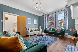 5-BR Spacious & Stylish Luxury Manor with Games Room, Private Parking, Central Gloucester, Cotswold Retreat Sleeps up to 12 - WORK CONTRACTORS SPECIAL OFFER! - by Blue Puffin Stays - - 2
