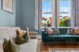 5-Bed Luxury Manor, Games Room, Off road parking & Stylish interiors, Central Gloucester, Cotswolds - Sleeps up to 12 Great for Groups! by Blue Puffin Stays - 1