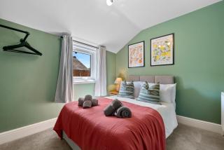 5-BR Spacious & Stylish Luxury Manor with Games Room, Private Parking, Central Gloucester, Cotswold Retreat Sleeps up to 12 - WORK CONTRACTORS SPECIAL OFFER! - by Blue Puffin Stays - - 7