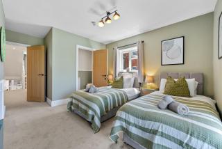 5-BR Spacious & Stylish Luxury Manor with Games Room, Private Parking, Central Gloucester, Cotswold Retreat Sleeps up to 12 - WORK CONTRACTORS SPECIAL OFFER! - by Blue Puffin Stays - - 0