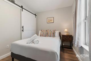 12 Min to Airport Spacious Backyard and Fire Pit - Austin - 5