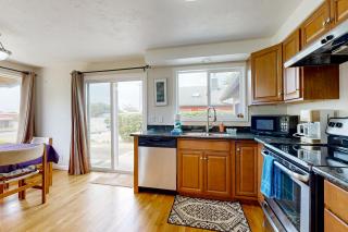 Ocean Breeze Retreat - Yachats - 2