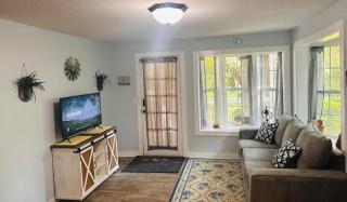 Cici's Guest House - 8