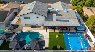 Sportscourt Hot Tub & Pool Game Room Cornhole BBQ - Glendale - 7