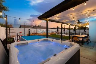 Sportscourt Hot Tub & Pool Game Room Cornhole BBQ - Glendale - 9