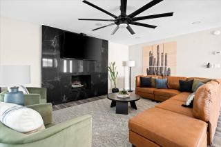 Sportscourt Hot Tub & Pool Game Room Cornhole BBQ - Glendale - 3