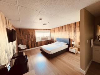 Camrose Le Chateau Hotel - Camrose - 1
