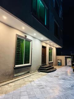 The Luxury Girls Hostel- LDA Avenue - 4