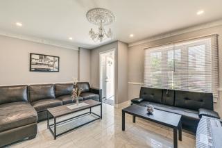 Pet-Friendly Valley Stream Duplex - 1 Mi to Mall! - 7