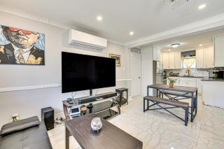 Pet-Friendly Valley Stream Duplex - 1 Mi to Mall! - 6