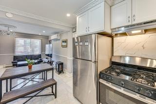 Pet-Friendly Valley Stream Duplex - 1 Mi to Mall! - 2