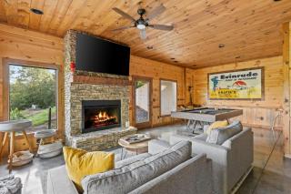 Surreal Views Outdoor Fireplace Pool Table Hot Tub - Epworth - 2