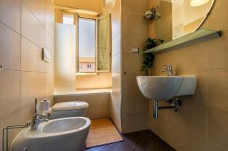 Exclusive & Strategic 2-Bedroom Apartment, 50m from M4 - Milan - 1