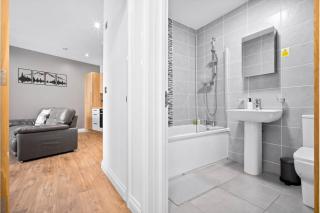 Stylish 2 Bedroom Flat in Birmingham JQ, Sleeps 6, Free WIFI and Secure Parking - 2