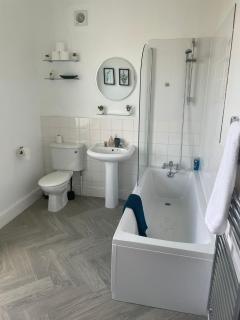 4 Bed house, 2 bath with large garden and free parking - Sleeps 8 - 7