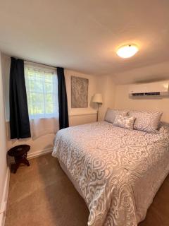 Across The INN Entire Colonial House with lovely porch & extremely fast Wi-Fi - Washington, Virginia - 2