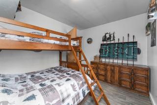 Off Grid Cozy Private Cabin - 9