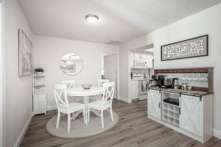 Blue Palm Home with Pool, Hot Tub, Nearby Beach, Outdoor Shower - Bradenton - 2