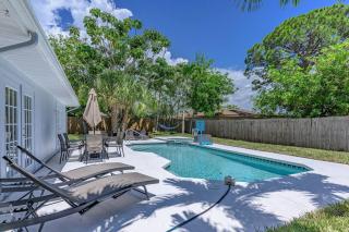 Blue Palm Home with Pool, Hot Tub, Nearby Beach, Outdoor Shower - Bradenton - 4