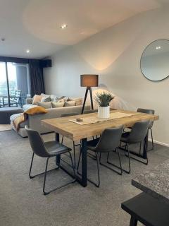 Top Floor Mount Central Apartment with Pool & Spa - 7