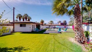 Mini Resort is Yours fun in the sun with Massive Back Yard A please surprise upon arrival at your mini resort - Palm Desert - 6