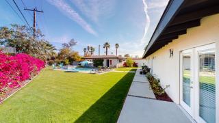 Mini Resort is Yours fun in the sun with Massive Back Yard A please surprise upon arrival at your mini resort - Palm Desert - 7