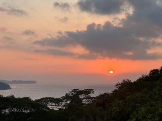 Holiday house with great views! - - 4