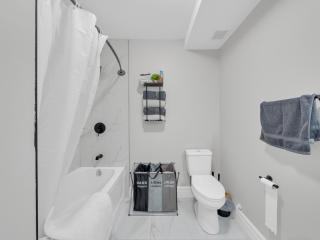 Stylish 2-Bedroom Apartment In Downtown Windsor - Windsor - 1