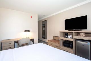 Sandman Hotel & Suites Regina - 1