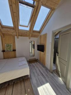 Small attic room with private bathroom - Bucarest - 2