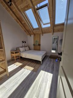 Small attic room with private bathroom - Bucarest - 1