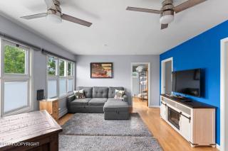 Cozy Anchorage Retreat 7 mins From Airport - 0