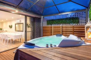 MALIBU House - BEACH & HOT SPRINGS - 16 guests - Capel Sound - 0
