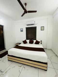 Hotel Gold Suite, Kakkanad - Cochin - 4