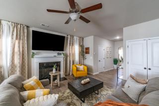 Charming Retreat- Cozy & Stylish Home home - 2