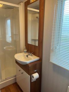 Place2bee,Family & Pet Friendly 6 Berth Caravan, Manor Park Hunstanton - 1