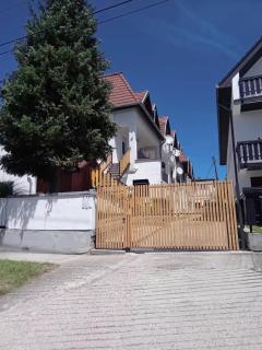 Vitkai-Vörös Apartman - Balatonlelle - 0