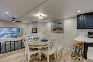 Updated Luxury 3 BR 3 BA Townhome in Sea Pines near Harbourtown Sleeps 8 Community Pool Pet Friendly - Hilton Head Island - 5