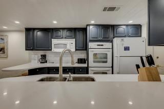 Updated Luxury 3 BR 3 BA Townhome in Sea Pines near Harbourtown Sleeps 8 Community Pool Pet Friendly - Hilton Head Island - 4