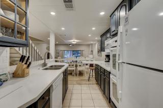 Updated Luxury 3 BR 3 BA Townhome in Sea Pines near Harbourtown Sleeps 8 Community Pool Pet Friendly - Hilton Head Island - 1