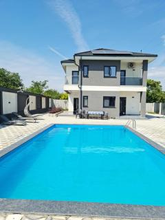 Grey House - Bucareste - 8