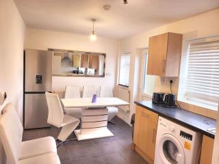 Cosy Entire 3 bed house with free parking - 4